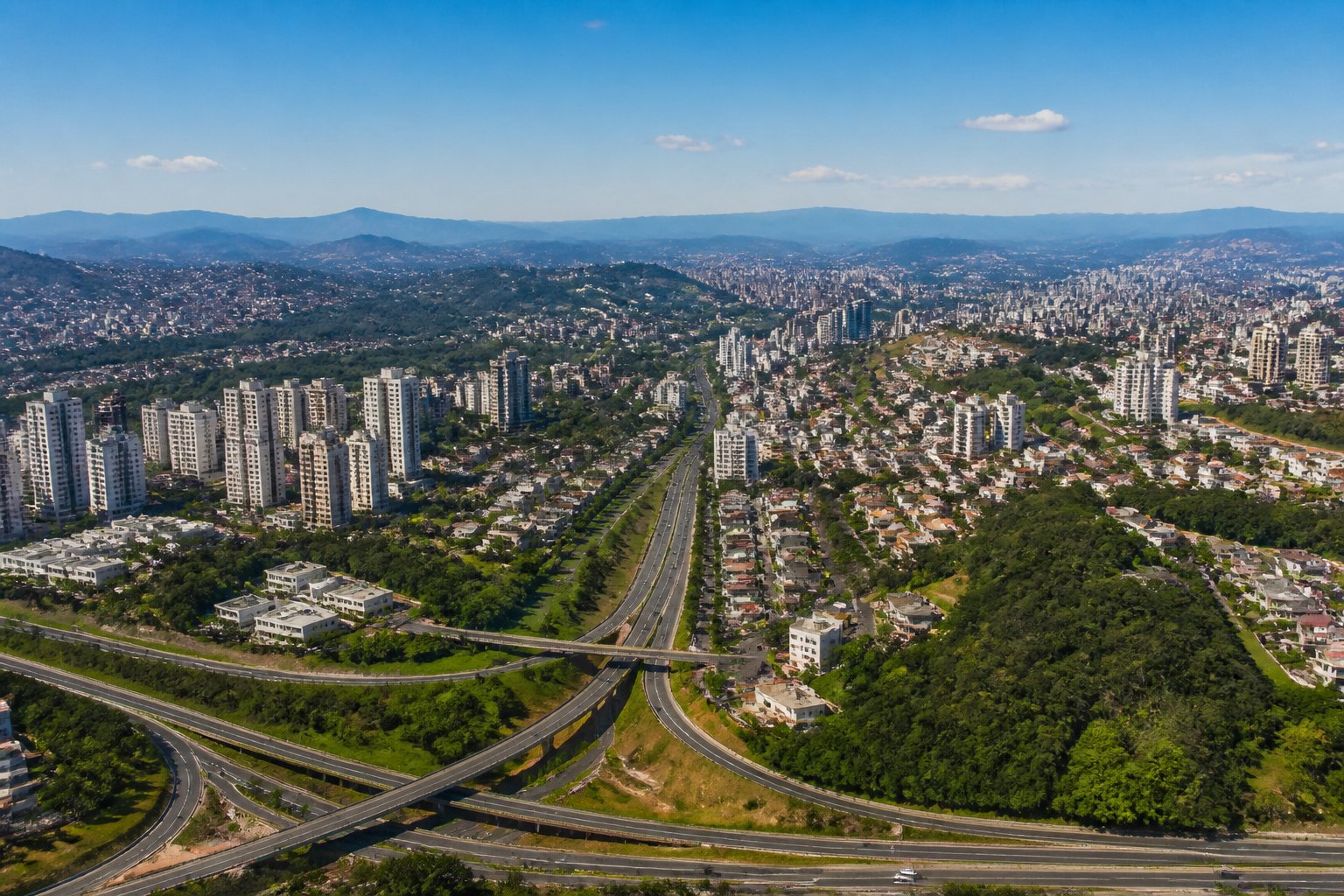 Vista panorâmica das cidades próximas a Belo Horizonte com prédios, áreas residenciais, colinas verdes e estradas conectando as cidades.